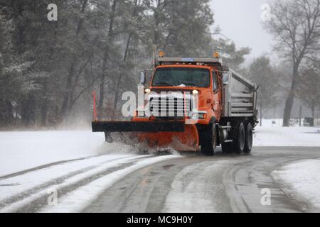 Un opérateur de l'équipement avec le Fort McCoy entrepreneur en déneigement, Kaiyuh Services LLC d'Anchorage, Alaska, la neige efface le 3 avril 2018, à Fort McCoy, Wisconsin (Etats-Unis) l'installation a reçu plusieurs pouces de neige pendant une tempête printanière. (U.S. Photo de l'Armée de Scott T. Sturkol, Public Affairs Office, Fort McCoy, Wisconsin) Banque D'Images