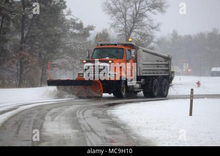 Un opérateur de l'équipement avec le Fort McCoy entrepreneur en déneigement, Kaiyuh Services LLC d'Anchorage, Alaska, la neige efface le 3 avril 2018, à Fort McCoy, Wisconsin (Etats-Unis) l'installation a reçu plusieurs pouces de neige pendant une tempête printanière. (U.S. Photo de l'Armée de Scott T. Sturkol, Public Affairs Office, Fort McCoy, Wisconsin) Banque D'Images