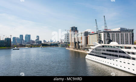 La London Royal Docks situé dans l'Est de Londres. Grand gratte-ciel du Canary Wharf à l'arrière-plan. Banque D'Images