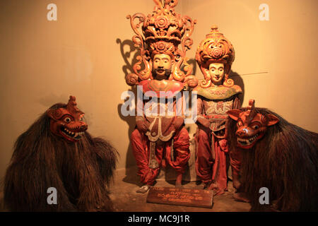 Des masques en bois et des marionnettes dans le Musée du Masque Ambalangoda au Sri Lanka Banque D'Images