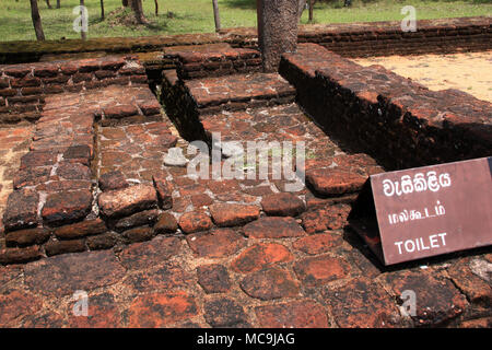 L'une des premières toilettes éprouvées de l'humanité dans l'ancienne ville royale de Polonnaruwa au Sri Lanka Banque D'Images