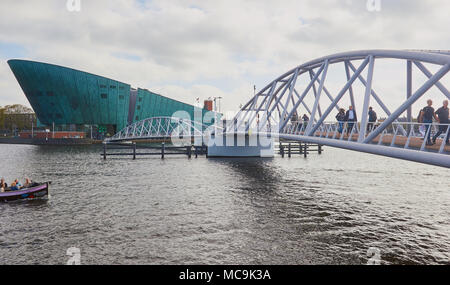 Musée scientifique Nemo, Oosterdokseiland (est de l'île Dock), Amsterdam, Pays-Bas. Conçu par Renzo Piano (1997) Banque D'Images