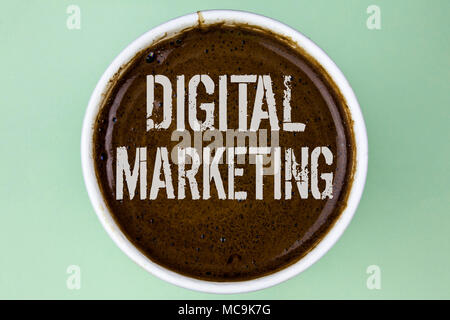 L'écriture de texte Word Marketing numérique. Stratégie de l'entreprise concept pour produits services technologies numériques en ligne dans une tasse de café la plaine Banque D'Images