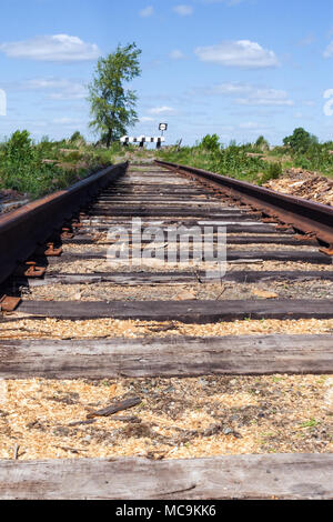 Vue en perspective de l'ancien chemin de fer rouillé abandonné dans l'impasse. Banque D'Images