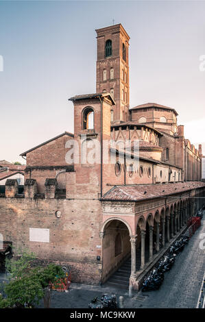 Vue arrière de l'ensemble monumental de San Giacomo Maggiore. Bologne, Emilie-Romagne, Italie.. Banque D'Images