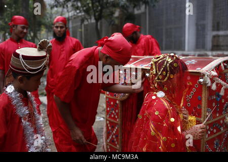 Dhaka, Bangladesh. 13 avr, 2018. Les personnes à se préparer à un rassemblement pour célébrer le premier jour de la nouvelle année Bengali appelé Pohela Boishakh à Dhaka. Credit : Md. Mehedi Hasan/Pacific Press/Alamy Live News Banque D'Images