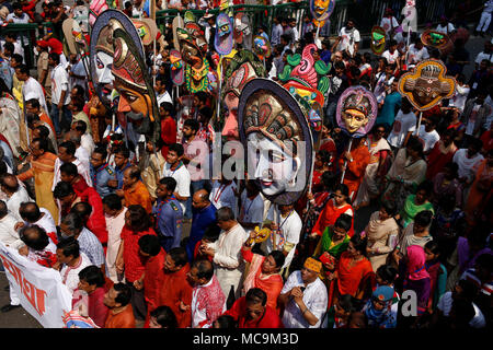 Dhaka, Bangladesh. 13 avr, 2018. Les gens du Bangladesh masque caries puisqu'ils participent à un défilé pour célébrer le premier jour de la nouvelle année Bengali appelé Pohela Boishakh à Dhaka. Credit : Md. Mehedi Hasan/Pacific Press/Alamy Live News Banque D'Images