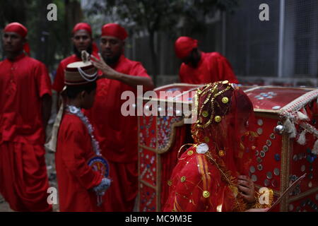 Dhaka, Bangladesh. 13 avr, 2018. Les personnes à se préparer à un rassemblement pour célébrer le premier jour de la nouvelle année Bengali appelé Pohela Boishakh à Dhaka. Credit : Md. Mehedi Hasan/Pacific Press/Alamy Live News Banque D'Images