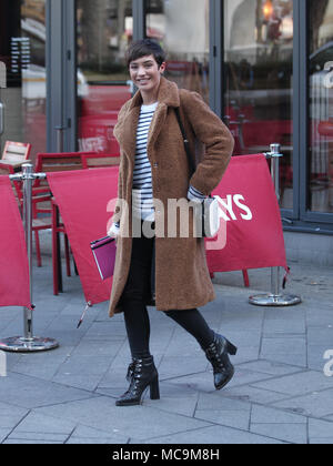 Londres, Royaume-Uni. 22 janvier, 2018. Frankie Sandford ( Pont ) de girlband le samedi vu quitter Global Media à Londres Banque D'Images