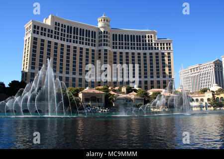 La danse de l'eau des fontaines du Bellagio Hotel and Casino Resort durant un spectacle au lever du jour à Las Vegas, NV, USA Banque D'Images