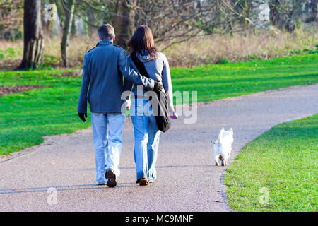 Coventry, Warwickshire, UK - 28 décembre 2006 : couple walking leur West Highland White Terrier chien dans la campagne Banque D'Images