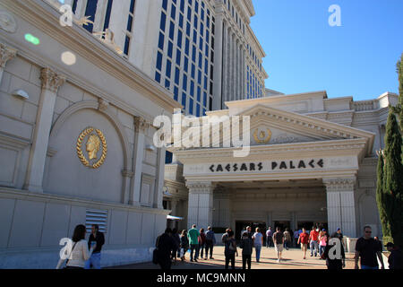 Les gens marchant sur la place en face de l'entrée principale du portail de l'hôtel Caesars Palace Hotel et Casino à Las Vegas, NV, USA Banque D'Images