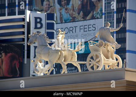 Réplique d'une statue en marbre de deux chevaux sauvages du remorquage d'un char en haut d'un bâtiment de l'hôtel Caesars Palace Hotel et Casino à Las Vegas, NV, USA Banque D'Images