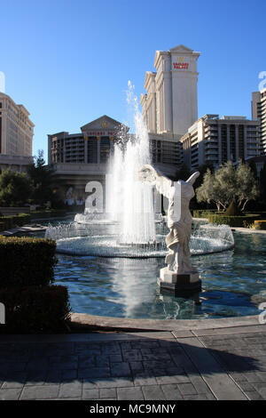 Statue en marbre sans tête réplique et belle fontaine en face de l'hôtel Caesars Palace Hotel et Casino à Las Vegas, NV, USA Banque D'Images