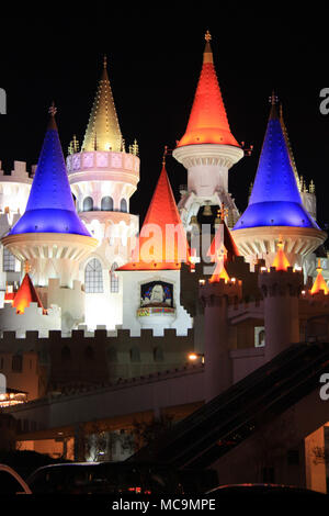 Vue de la nuit de l'hôtel Excalibur à thème médiéval et Casino avec de l'or, c'est de couleur rouge et bleu tours du château, Las Vegas, NV, USA Banque D'Images