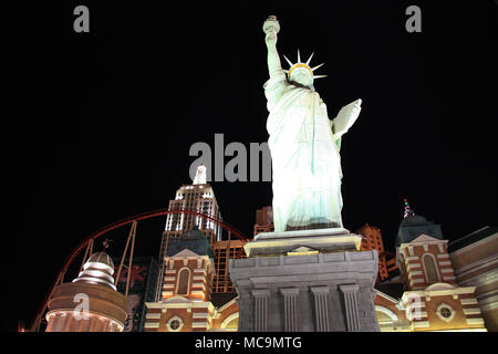 Vue de la Statue de la liberté réplique en face de la skyline de New York et l'artificielle rollercoaster du New York-New York, Las Vegas, NV, USA Banque D'Images