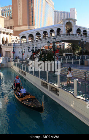 Son directeur gondola Gondolier sur un canal au pied du pont du Rialto réplique du Venetian Resort Hotel Casino, Las Vegas, NV, USA Banque D'Images