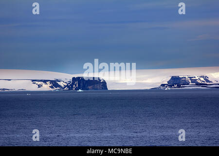 Îles le long de la chaîne. Les glaciers, cascade de glace, glaciers, champs de neige et de sortie d'affleurements rocheux. L'île Northbrook, rock Rubini (à gauche), François-Joseph La Banque D'Images