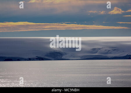 Îles le long de la chaîne. Les glaciers, cascade de glace, glaciers, champs de neige et de sortie d'affleurements rocheux. Les terres de l'archipel François-Joseph Banque D'Images