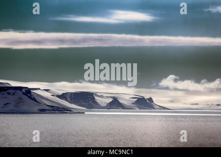 Îles le long de la chaîne. Les glaciers, cascade de glace, glaciers, champs de neige et de sortie d'affleurements rocheux. Franz Joseph Land Banque D'Images