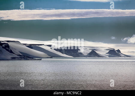 Îles le long de la chaîne. Les glaciers, cascade de glace, glaciers, champs de neige et de sortie d'affleurements rocheux. Franz Joseph Land Banque D'Images