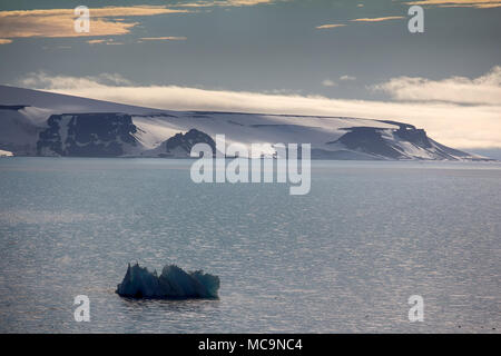 Îles le long de la chaîne. Les glaciers, cascade de glace, glaciers, champs de sortie de l'iceberg et les affleurements rocheux. Franz Joseph Land Banque D'Images