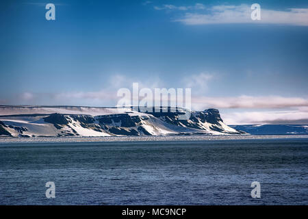 Îles le long de la chaîne. Les glaciers, cascade de glace, glaciers, champs de sortie de l'iceberg et les affleurements rocheux. Franz Joseph Land Banque D'Images