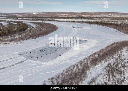 Vue aérienne des gens au derby de pêche sur glace d'hiver sur le fleuve Mackenzie, à 200 km au nord du cercle arctique, à Inuvik, Territoires du Nord-Ouest, Canada. Banque D'Images