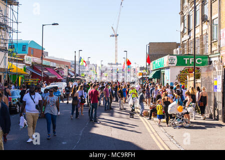 Londres, Royaume-Uni - 11 septembre 2016. Les gens qui marchent autour de stands de nourriture et des systèmes de sonorisation au cours du Carnaval 2016 à Hackney Ridley Road. Banque D'Images