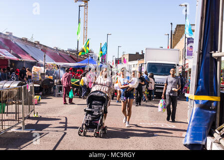 Londres, Royaume-Uni - 11 septembre 2016. Les gens qui marchent autour de stands de nourriture et des systèmes de sonorisation au cours du Carnaval 2016 à Hackney Ridley Road. Banque D'Images