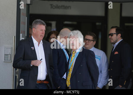 Flörsheim Am Main, Allemagne. 14 avr, 2018. Rainer Rahn (centre), qui dirige la liste de l'AfD pour la prochaine élection d'état, se trouve à l'extérieur du lieu, parler à d'autres délégués. Les gens de différentes organisations politiques et les syndicats ont protesté devant la mairie à Brest, à l'encontre de la convention du parti de l'aile droite du parti de l'AfD (Alternative pour l'Allemagne) qui parlait à l'intérieur avec la sélection des candidats pour la prochaine élection d'état de Hesse. Crédit : Michael Debets/Pacific Press/Alamy Live News Banque D'Images