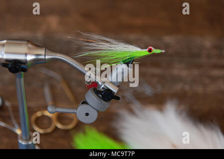 Classic couleur chartreuse Clouser Minnow mouche streamer Banque D'Images