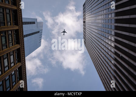 Avion volant au-dessus du centre-ville de Chicago au milieu de deux bâtiments Banque D'Images