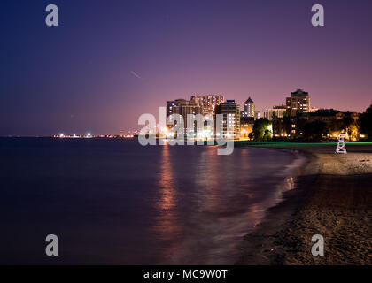 En regardant vers le sud de l'extrême nord du lac Michigan vers le bas Chicago sous un ciel étoilé Banque D'Images