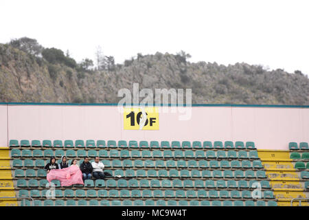 Palerme, Italie. 14 avr, 2018. Les partisans de Palerme regarder le match au cours de la Serie B match entre US Citta di Palermo et Cremonese au Stadio Renzo Barbera le 14 avril 2018 à Palerme, Italie. Credit : Guglielmo Mangiapane/Pacific Press/Alamy Live News Banque D'Images