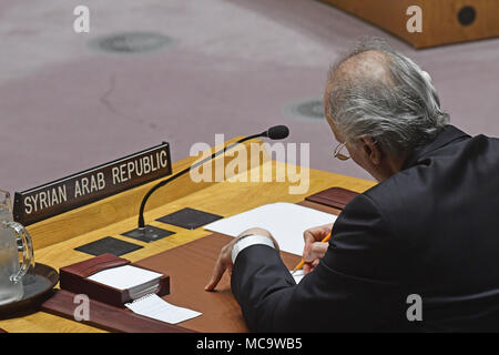 New York City, United States. 14 avr, 2018. Le Conseil de sécurité des Nations Unies s'est réuni en session extraordinaire le samedi matin pour débattre entre nous et des attaques aériennes contre les installations d'armes chimiques du gouvernement syrien. Credit : Andy Katz/Pacific Press/Alamy Live News Banque D'Images