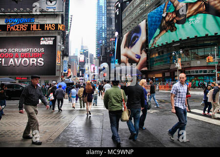 New York, NY, USA - Mai 18, 2013 : Times Square, les théâtres de Broadway et à grand nombre de panneaux LED, est un symbole de la ville de New York et th Banque D'Images