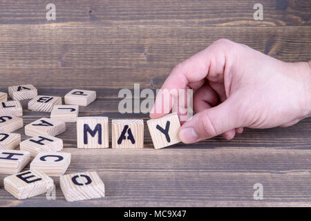 Mai. Lettres en bois sur le bureau 24 Banque D'Images