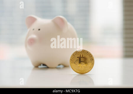 Pièce d'or en bitcoin tirelire - symbole de crypto monnaie. Concept de l'argent virtuel électronique pour le web banking et paiement réseau international Banque D'Images