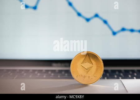 Golden ethereum sur clavier d'ordinateur portable avec l'augmentation de chart Banque D'Images