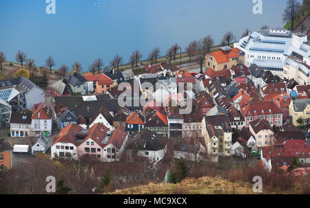 Bergen, Norvège. Vue urbaine avec les maisons en bois sur Lille Lungegardsvannet côte du lac. Vue aérienne Banque D'Images