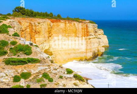 Voir de célèbres Falaises de Moher et sauvage de l'océan Atlantique, le littoral portugais près de cap Saint Vincent au Portugal dans un cadre ensoleillé et clair avec le b Banque D'Images