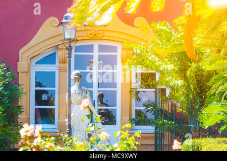 Dans les jardins de style européen orné de statues, lampes et fenêtres reflètent la silhouette de la statue et lumineux et le soleil en atmosphère chaude conc Banque D'Images