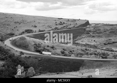 Les camions font route vers le sommet de la montagne sur la I-84 dans l'Est de l'Oregon State Banque D'Images