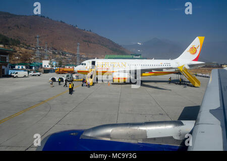 Bhutan Airlines Airbus A319 en cours de chargement à l'Aéroport International de Paro, Bhoutan Banque D'Images