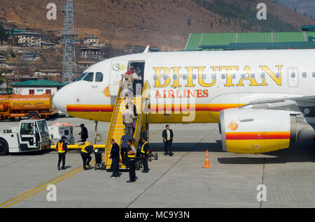 Bhutan Airlines Airbus A319 en cours de chargement à l'Aéroport International de Paro, Bhoutan Banque D'Images