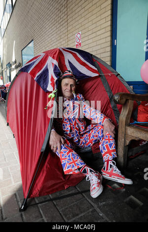 Londres. UK, 14 avril 2018. Royal tout au long de la super fan Terry Hutt, 82, de Weston-Super-Mare dans son costume Drapeau de l'Union et des chaussures, se lève de sa tente à l'extérieur de l'aile Lindo, St Mary's Hospital de Londres, il a fait du camping depuis le lundi 9 avril en prévision de la naissance du duc et de la Duchesse de Cambriges 3e bébé en raison plus tard ce mois-ci. Credit : Amanda Rose/Alamy Live News Crédit : Amanda Rose/Alamy Live News Banque D'Images