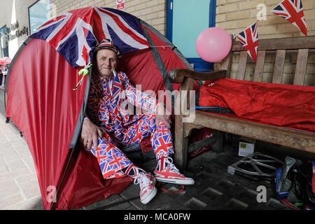 Londres. UK, 14 avril 2018. Royal tout au long de la super fan Terry Hutt, 82, de Weston-Super-Mare dans son costume Drapeau de l'Union et des chaussures, se lève de sa tente à l'extérieur de l'aile Lindo, St Mary's Hospital de Londres, il a fait du camping depuis le lundi 9 avril en prévision de la naissance du duc et de la Duchesse de Cambriges 3e bébé en raison plus tard ce mois-ci. Credit : Amanda Rose/Alamy Live News Crédit : Amanda Rose/Alamy Live News Banque D'Images