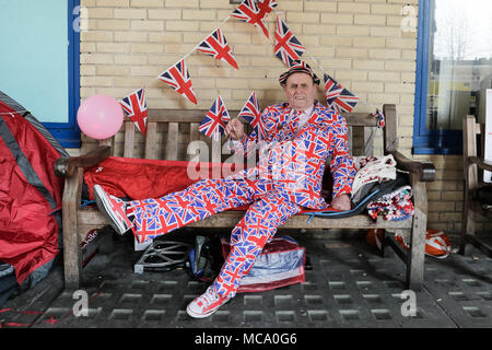 Londres. UK, 14 avril 2018. Royal tout au long de la super fan Terry Hutt, 82, de Weston-Super-Mare dans son costume Drapeau de l'Union et des chaussures, montre le banc où il dort par temps sec, à l'extérieur de l'aile Lindo, St Mary's Hospital de Londres, il a fait du camping depuis le lundi 9 avril en prévision de la naissance du duc et de la Duchesse de Cambriges 3e bébé en raison plus tard ce mois-ci. Credit : Amanda Rose/Alamy Live News Crédit : Amanda Rose/Alamy Live News Banque D'Images