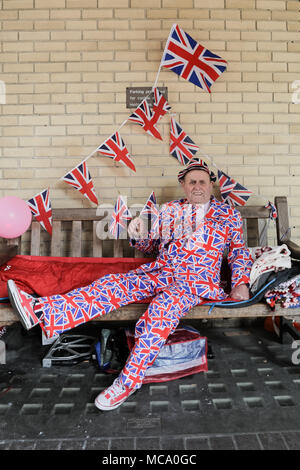 Londres. UK, 14 avril 2018. Royal tout au long de la super fan Terry Hutt, 82, de Weston-Super-Mare dans son costume Drapeau de l'Union et des chaussures, montre le banc où il dort par temps sec, à l'extérieur de l'aile Lindo, St Mary's Hospital de Londres, il a fait du camping depuis le lundi 9 avril en prévision de la naissance du duc et de la Duchesse de Cambriges 3e bébé en raison plus tard ce mois-ci. Credit : Amanda Rose/Alamy Live News Crédit : Amanda Rose/Alamy Live News Banque D'Images